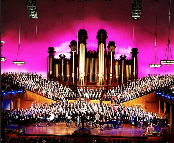 Jo-Michael Scheibe leads choir of 680 Students in Salt Lake City